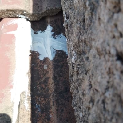 חומר איטום לבן על גג מתכת חלוד