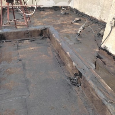 גג אטום בזפת עם צינורות חשופים