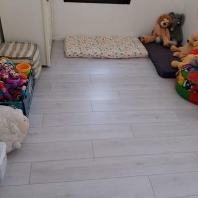 רצפת פרקט עץ בהירה בחדר ילדים