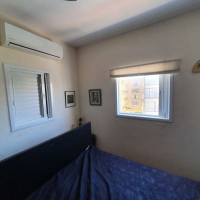 חלון אלומיניום עם תריסים לבנים