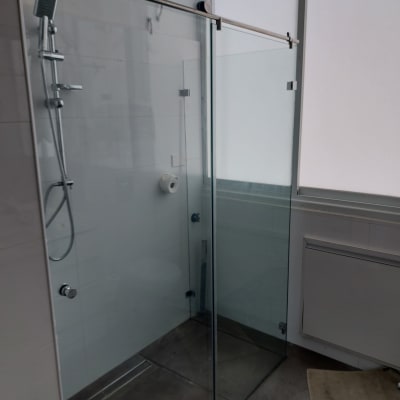 מקלחון זכוכית עם ראש מקלחת מרובע