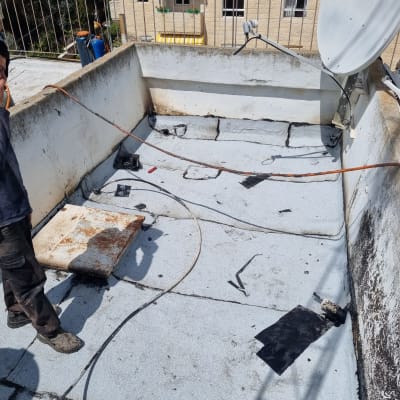 גג עם יריעות איטום, כבלים וכלי עבודה