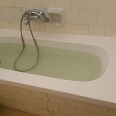 אמבטיה עם חיפוי אריחים וברז ידני