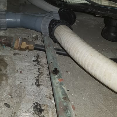 צינורות פלסטיק ומתכת מתחת לכיור