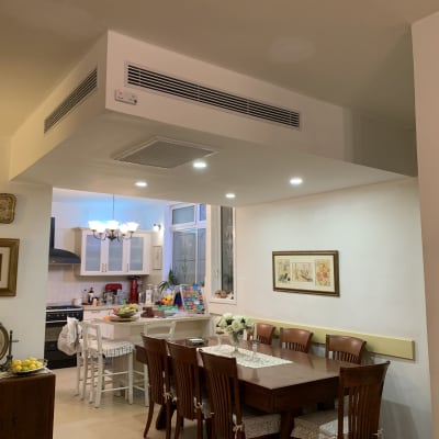 מערכת מיזוג אוויר תקרה עם פתחי אוורור