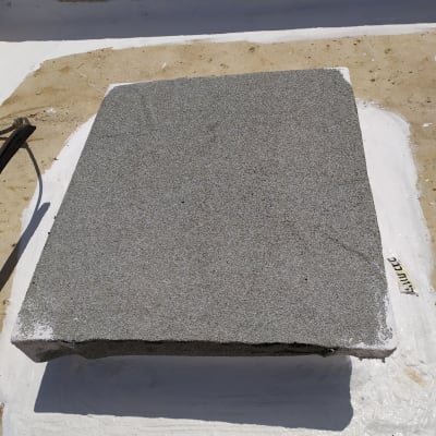 אריח בטון על גג עם חומר איטום לבן