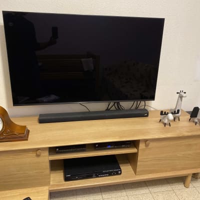 טלוויזיה על מזנון עץ עם שלט רחוק