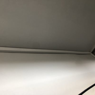 חוט חשמל שחור על רקע קיר לבן