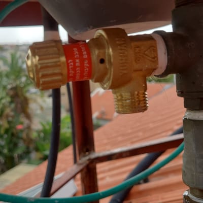 שסתום פליז מחובר לדוד שמש עם צינור ירוק