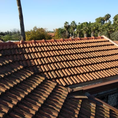 גג רעפים אדומים עם צללים בשמש