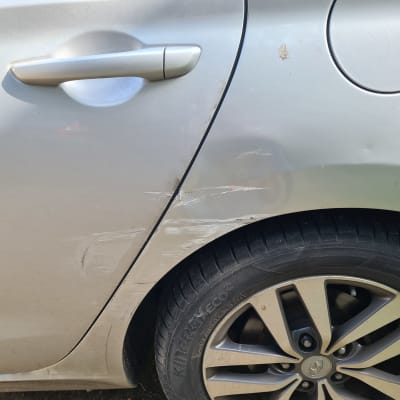 שריטות על דלת רכב ליד ידית ודלת אחורית