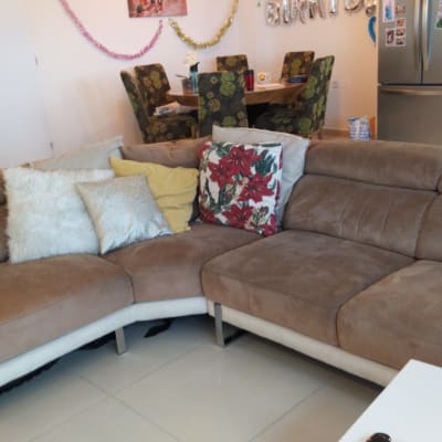 כריות נוי על ספה חומה בסלון ביתי