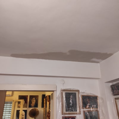 תיקון תקרה עם טיח חדש בחדר