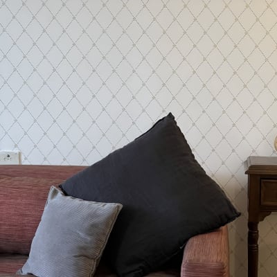 טפט עם דוגמת יהלומים על קיר לבן