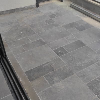 רצפה מלוכלכת עם סימני אבק ולכלוך