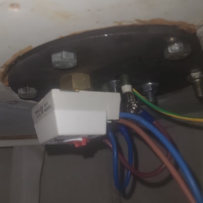 חיבורים חשמליים בדוד שמש עם חוטים צבעוניים