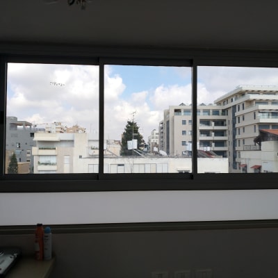 חלון זכוכית גדול עם נוף עירוני ברקע