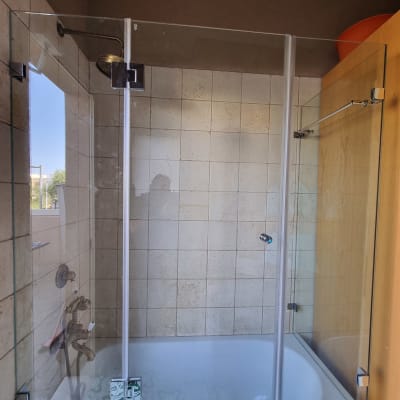 מקלחון זכוכית עם דלתות שקופות ומסגרת מתכת