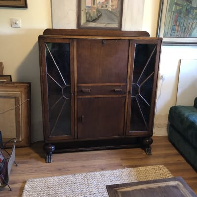 שטיח קלוע בצבע בהיר על רצפת עץ