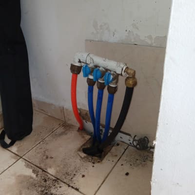 צינורות מים צבעוניים עם ברזים בחדר שירותים