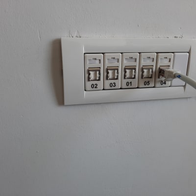 שקעי רשת עם כבל מחובר לשקע 04