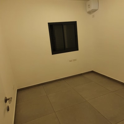 חדר ריק עם רצפה נקייה ותאורה עליונה