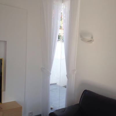 וילון לבן שקוף תלוי בפינת החדר