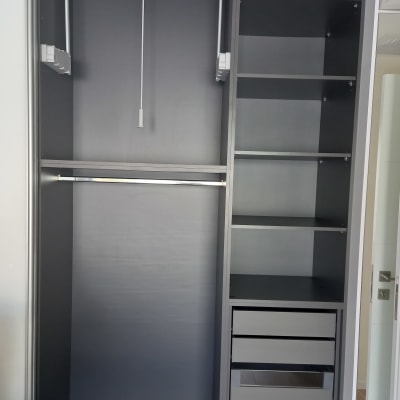 ארון בגדים עם מדפים ומוטות תלייה