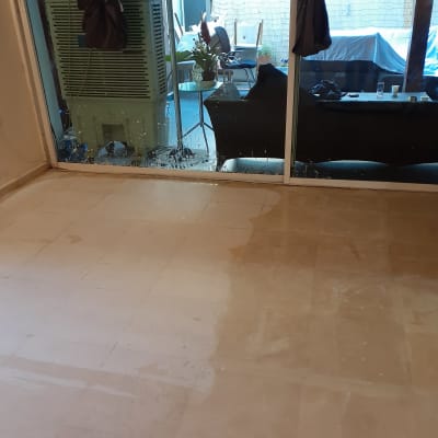 רצפה חצי נקייה עם סימני מים וניקוי