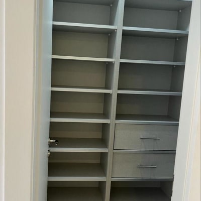 ארון עם מדפים ומגירות בעבודת נגרות