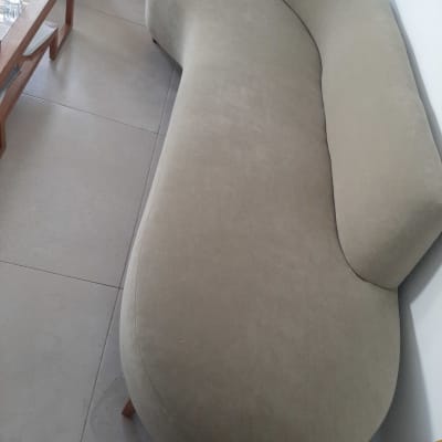 ספה מרופדת בצבע בז