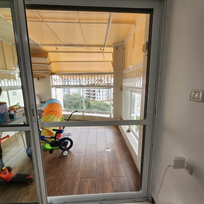 דלת הזזה מאלומיניום עם מסגרת כסופה