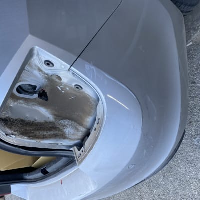 חלק אחורי של רכב עם פגוש חסר