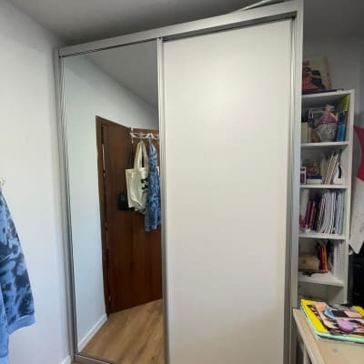 ארון עם דלתות הזזה ומראה