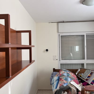 סולם מתכת מונח על מיטה בחדר