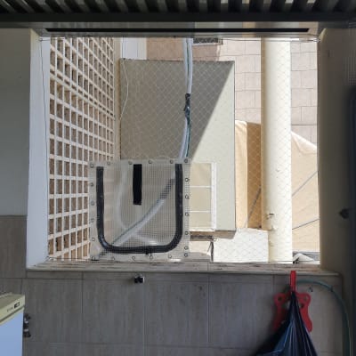 רשת למניעת כניסת יונים בחלון פתוח