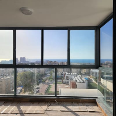חלונות אלומיניום גדולים עם נוף לים