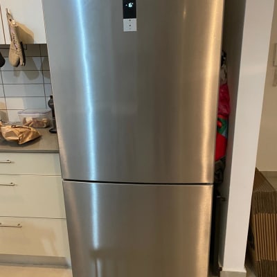 מקרר נירוסטה עם צג דיגיטלי ומדפים