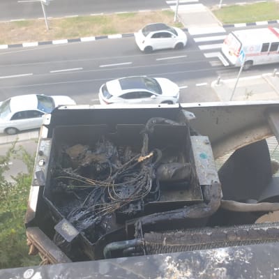 חוטי חשמל שרופים בתוך תיבת מתכת פתוחה