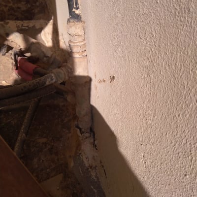 צינור עם איטום סביבו על קיר