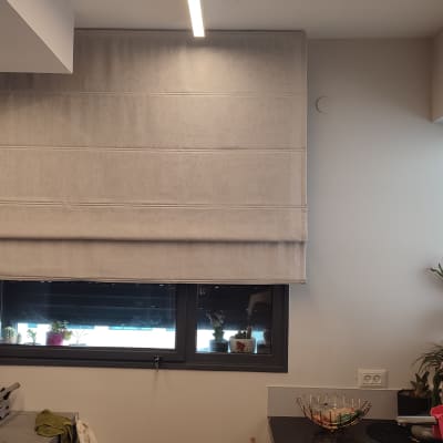 וילון בד אפור על חלון במטבח מודרני