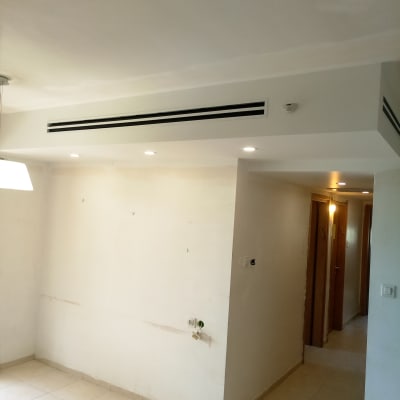 קיר גבס עם חורים ושקע חשמל