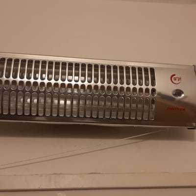 תנור חימום חשמלי מותקן על קיר