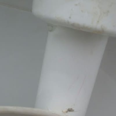 צינור ביוב לבן עם כתמים וחיבורים