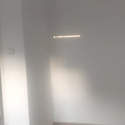 קיר לבן עם תאורה טבעית