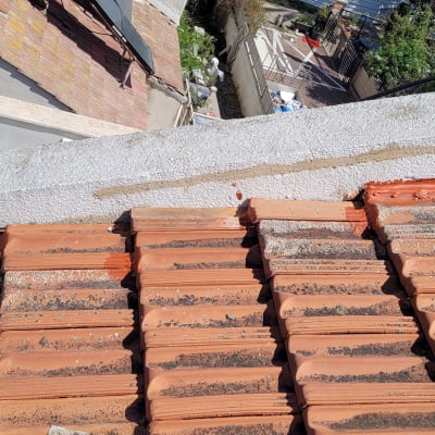 גג רעפים עם תיקוני צבע ואיטום