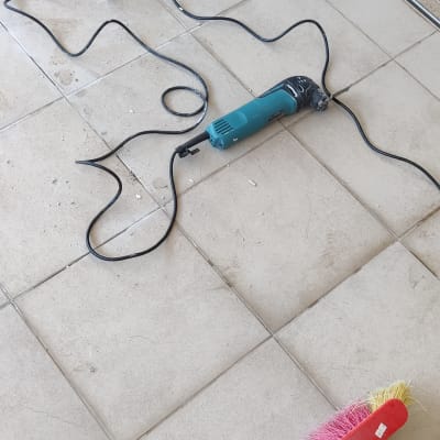 כלי עבודה חשמלי עם כבל על רצפה