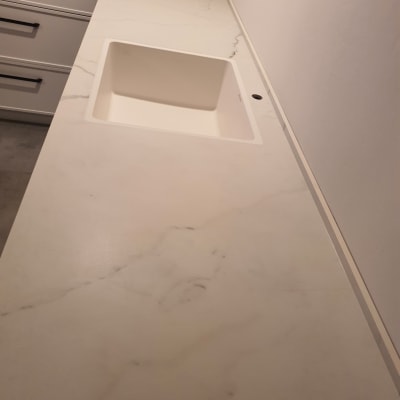 משטח שיש לבן עם כיור מובנה