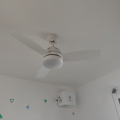 מאוורר תקרה לבן ומחמם מים חשמלי