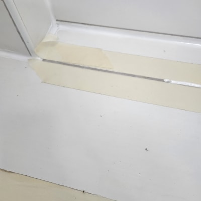 סרט דבק על משטח לבן לאיטום